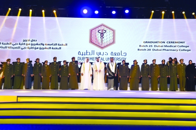 "■ أحمد بن محمد ونهيان بن مبارك ويحيى لوتاه يتوسطون عدداً من الخريجات | تصوير: محمد هشام"