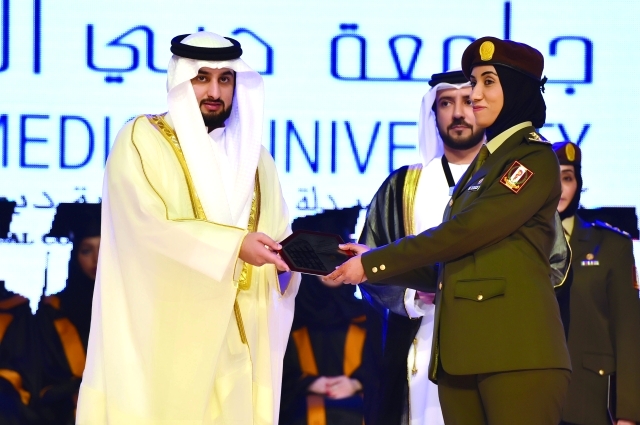 "■ سموه مكرماً إحدى خريجات الجامعة العسكريات"