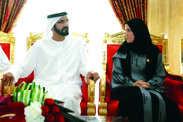 "■ محمد بن راشد في حديث مع أمل القبيسي خلال استقبال أعضاء المجلس الوطني  |   تصوير خليفة اليوسف"