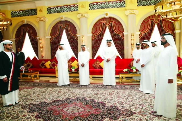 "■أحد القضاة يؤدي اليمين القانونية أمام سموه بحضور حمدان وأحمد ومنصور بن محمد"