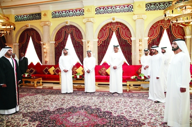 "■ محمد بن راشد وحمدان وأحمد ومنصور بن محمد خلال أداء القضاة اليمين القانونية بحضور عصام الحميدان وطارش المنصوري وخليفة سليمان | تصوير: خليفة اليوسف"