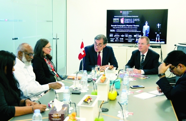 "■ القنصل السويسري واتس وبلوم خلال المؤتمر الصحافي | تصوير: محمود الخطيب"