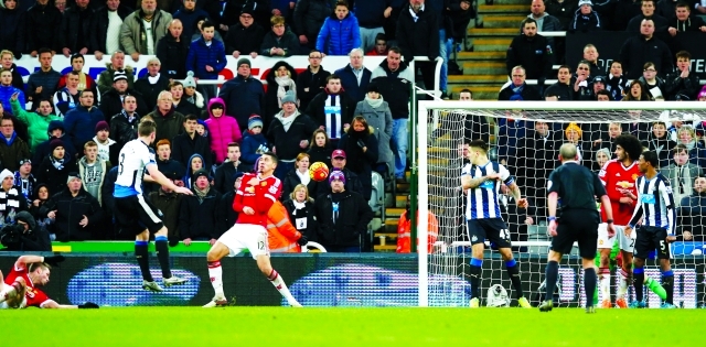 "■ كرة بول داميت في طريقها إلى شباك يونايتد | رويترز"