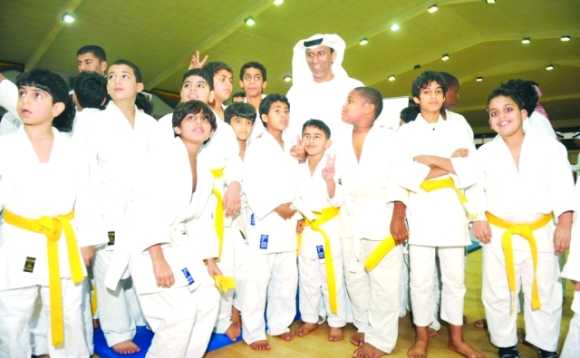 "محمد بن ثعلوب يتوسط أمل الجودو الإماراتي"