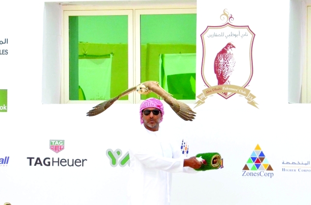 "■ جانب من منافسات الصيد بالصقور  |  البيان"