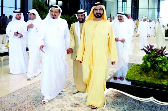 "■ نائب رئيس الدولة وحاكم عجمان وطحنون بن محمد ومحمد النابودة وحمد الغفلي خلال المأدبة"