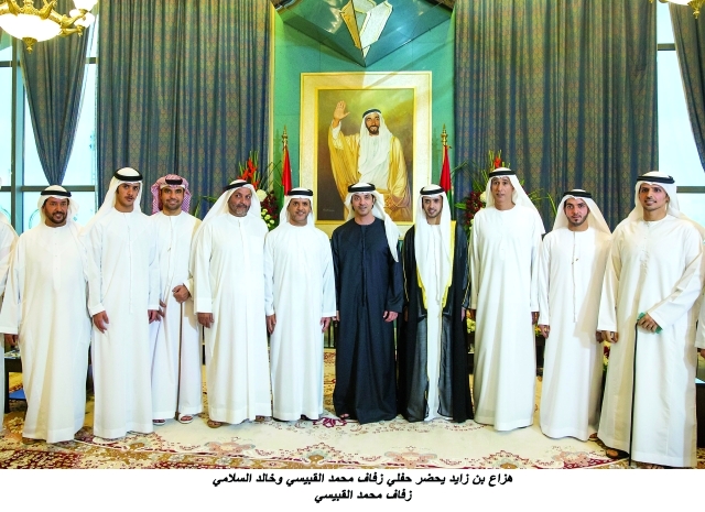 "■ هزاع بن زايد متوسطاً العريس والحضور خلال حفل زفاف محمد القبيسي | وام"