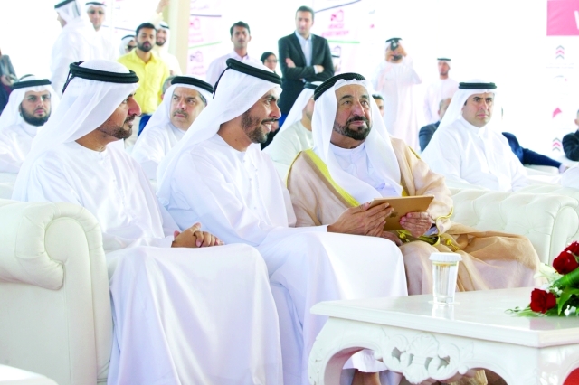 "■ سلطان القاسمي خلال تدشين السوق في منطقة الرقعة الحمراء | البيان"