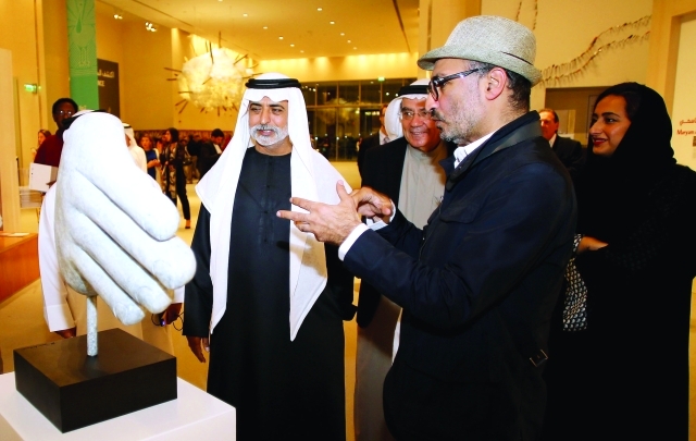 "نهيان بن مبارك يستمع إلى شرح المزروعي ــ البيان"