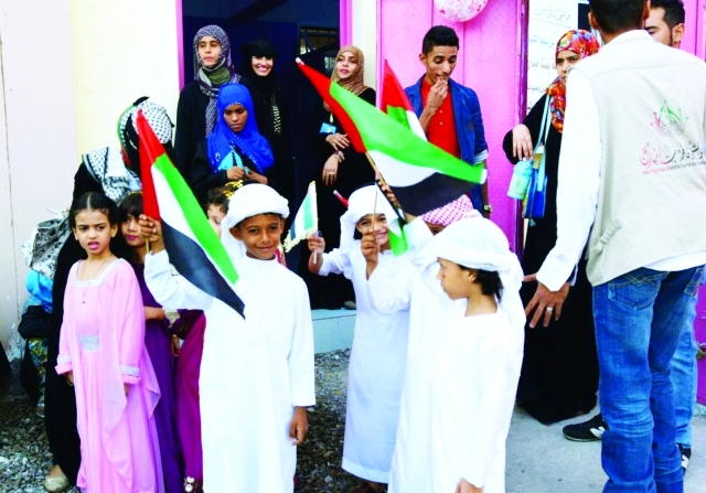 "احتفال أمام إحدى الجمعيات لتوجيه الشكر للإمارات | وام"