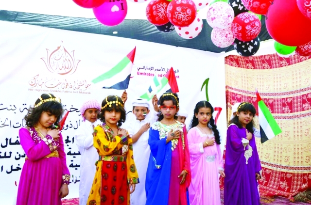 "أطفال يرفعون علم الإمارات خلال الاحتفال | وام"