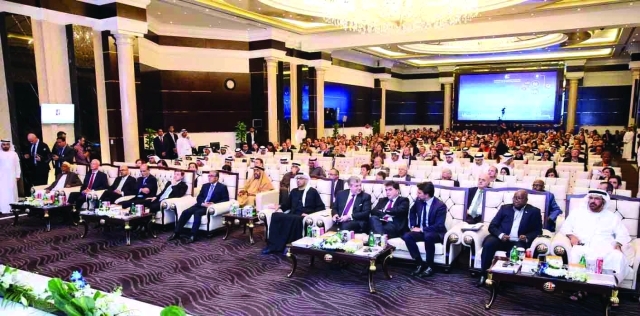 "■ جمال السويدي ودبلوماسيون وخبراء"