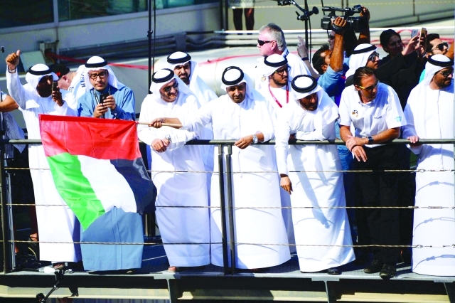 "■ جمعة آل مكتوم ومحمد بن سليّم لحظة إعطاء إشارة انطلاق السباق | البيان"