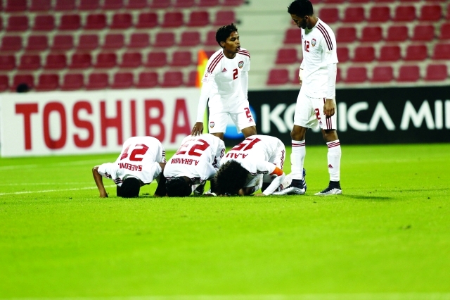 "■ نجوم منتخبنا يسجدون شكراً لله عقب تسجيل هدف الفوز | البيان"