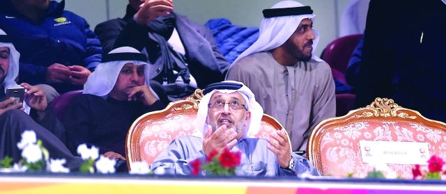 "■ يوسف السركال وأعضاء اتحاد الكرة خلال متابعتهم المباراة | البيان"