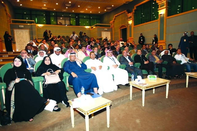 "■ حضور يتابع وقائع الأمسية الثانية | تصوير يونس يونس"