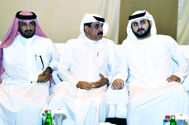 "مكتوم بن محمد في حديث مع المزينة أثناء الحفل"