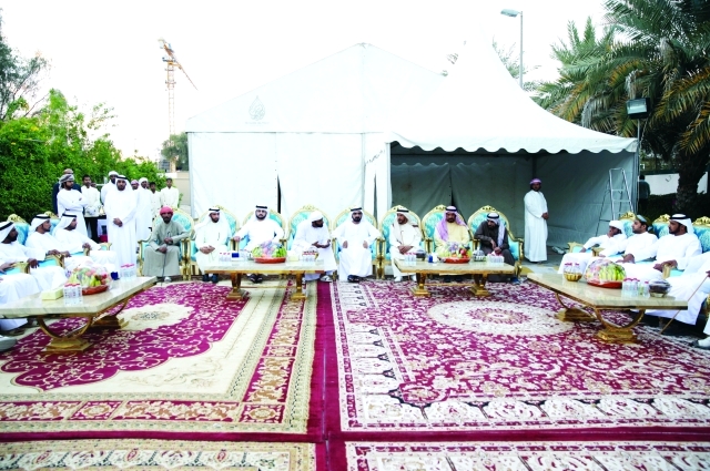 "محمد بن راشد يعزي في وفاة محمد الكتبي يرافقه مكتوم بن محمد ومحمد الشيباني وخليفة سليمان وسلطان السبوسي ــ تصوير: خليفة اليوسف"