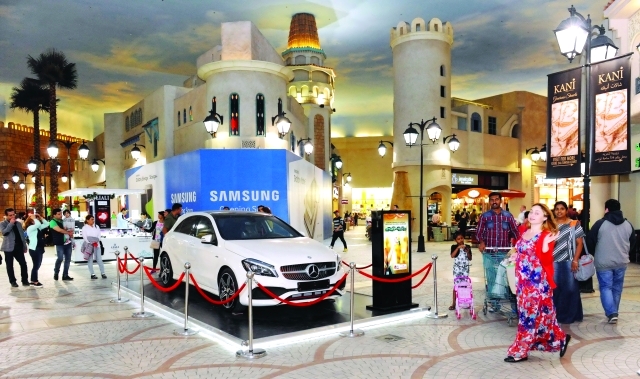 "■ سيارات مرسيدس بانتظار زوار ابن بطوطه مول خلال المهرجان   |   من المصدر"