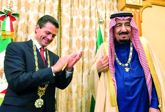 "■ خادم الحرمين خلال مراسم تبادل الأوسمة مع الرئيس المكسيكي | واس"