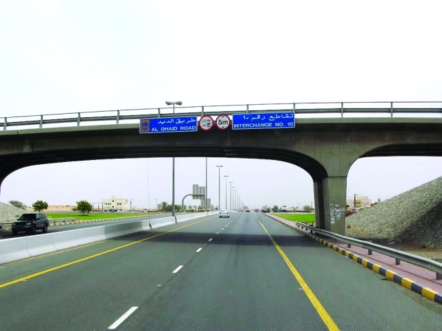 "■ تطوير طريق الشارقة - الذيد أحد المشاريع التي تشرف عليها الوزارة ــ البيان"