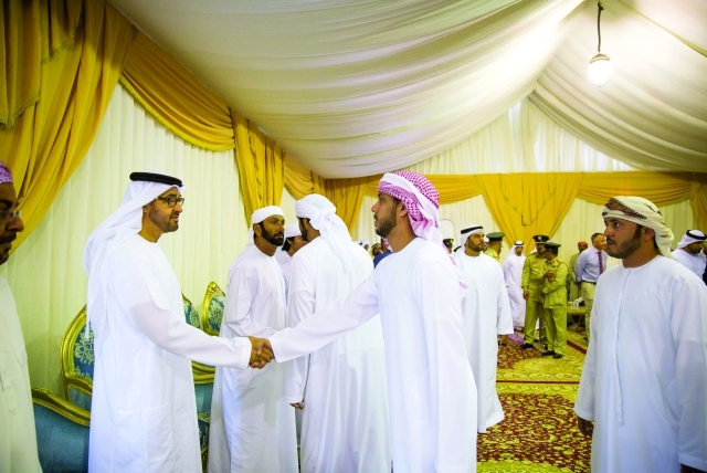 "محمد بن زايد يقدم واجب العزاء"