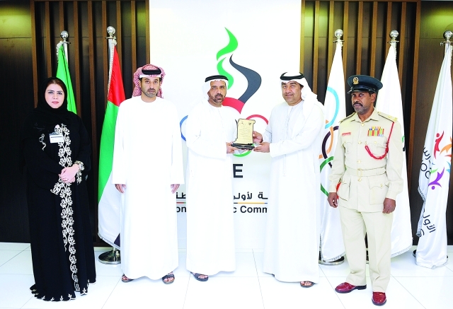"■ الكمالي يتسلم درع رسالة ماراثون الوفاء للقائد | البيان"