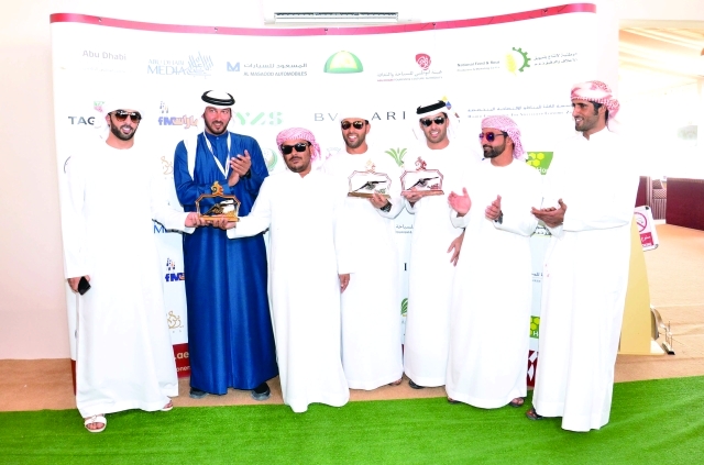 "■ المتوجون على المنصة يتسلمون جوائزهم | البيان"