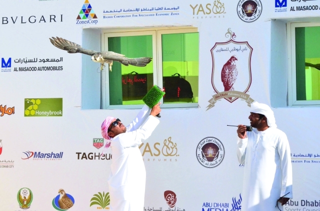 "■ من منافسات كأس رئيس الدولة للصيد بالصقور"