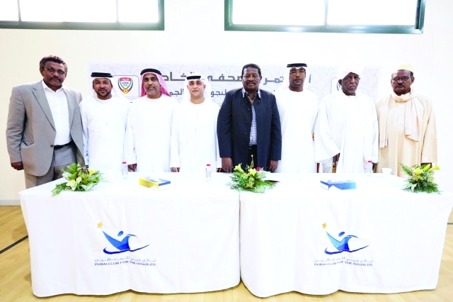 "■ عبدالرحمن وعتيق مع وفد المريخ واللجنة المنظمة | البيان"