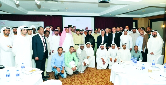 "■ المتحدثون والحضور في صورة جماعية | البيان"