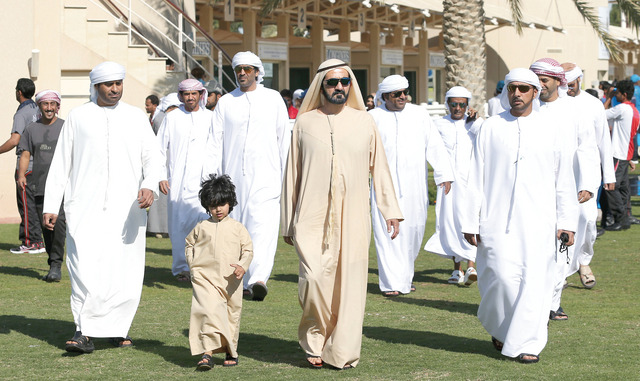 "محمد بن راشد خلال متابعته السباق | تصوير: موهان"