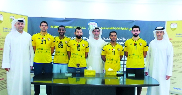 "■ بن جذلان والمزروعي والقبيسي مع اللاعبين الجدد | البيان"