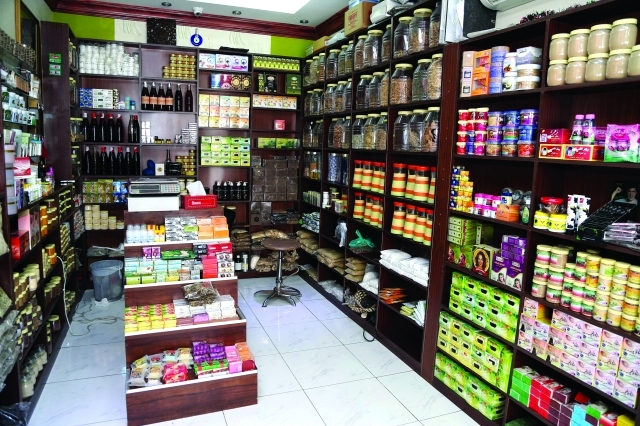 "الأعشاب مكملة للعلاج الطبي وليست بديلاً عنه ــ تصوير: محمد حنيف"