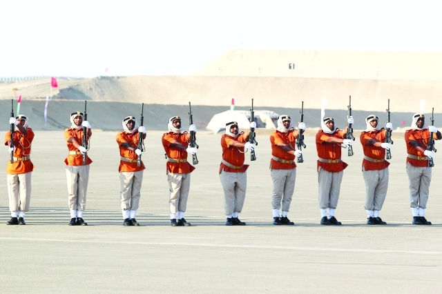 "■ بعض أفراد الوحدات المساندة يستعرضون بالسلاح | البيان"