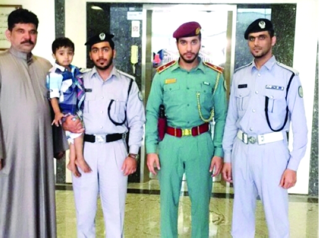 "■ عناصر الشرطة مع الطفل وولي أمره | البيان"