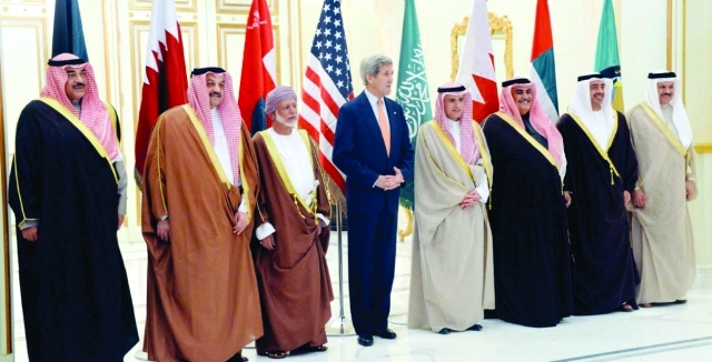 "عبدالله بن زايد إلى جانبه وزراء خارجية دول مجلس التعاون ووجون كيري"
