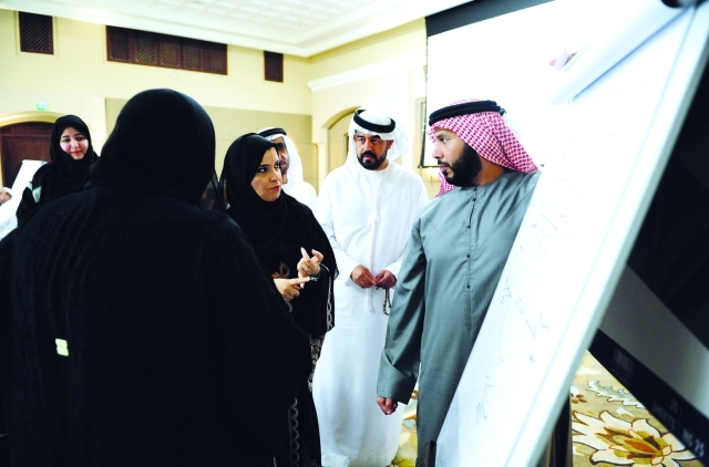 "■ مع إحدى مجموعات العصف الذهن"