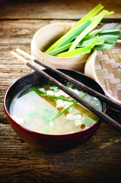 "حساء الميسو يتكون بشكل رئيسي من المرق (داشي)"