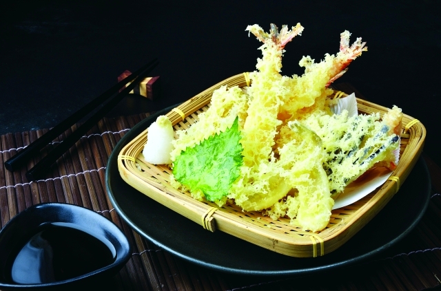 "تيمبورا مأكولات بحرية وخضراوات تقلى بعد تغميسها في الدقيق والبيض"