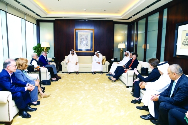 "■ محمد بن راشد وحمدان بن محمد ومحمد القرقاوي ورئيس وأعضاء مجلس إدارة الجامعة | تصوير: خليفة اليوسف"