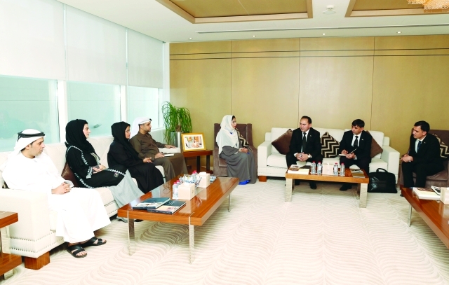 "■ منى المري أثناء استقبالها الوفد بحضور منى بوسمرة | تصوير: البيان"