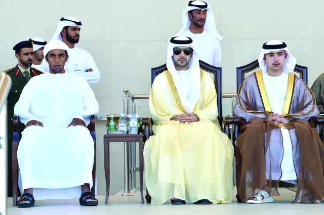 "■ هزاع بن طحنون وزايد بن مكتوم خلال حفل التخريج"