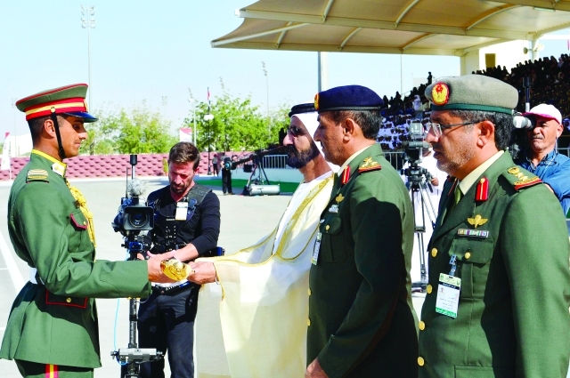 "محمد بن راشد مكرماً الخريجين"