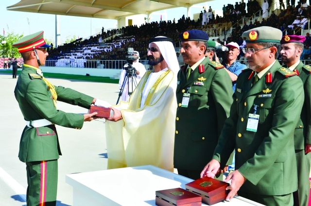 "■ محمد بن راشد مكرماً المتفوقين من الخريجين بحضور تركي المنصوري"