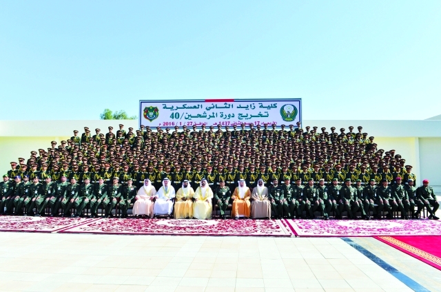 "■ محمد بن راشد وحمدان بن محمد وطحنون بن محمد وهزاع وسيف بن زايد ومحمد البواردي وحمد الرميثي والخريجون في لقطة تذكارية   |  تصوير: سيف محمد"