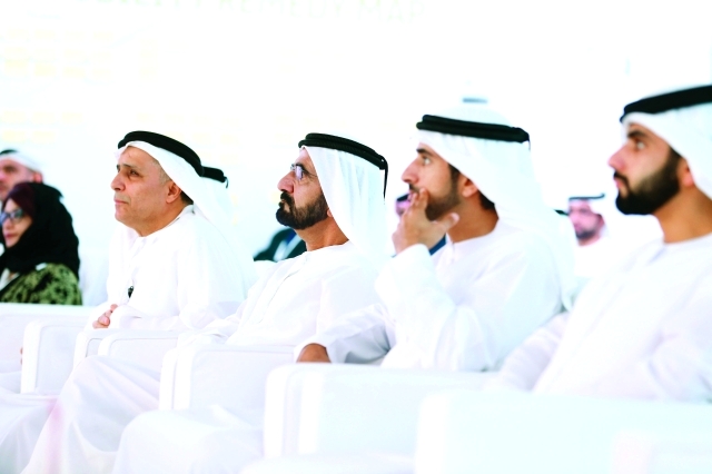 "■ محمد بن راشد وحمدان ومنصور بن محمد ومطر الطاير خلال متابعة ورشة العمل | تصوير: خليفة اليوسف"
