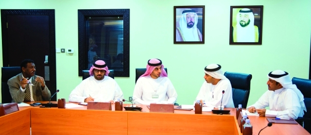 "■ جانب من اجتماع نادي الشارقة و دائرة التنمية الاقتصادية | البيان"
