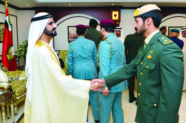 "■ سموه مصافحاً ضيوف حفل التخريج"