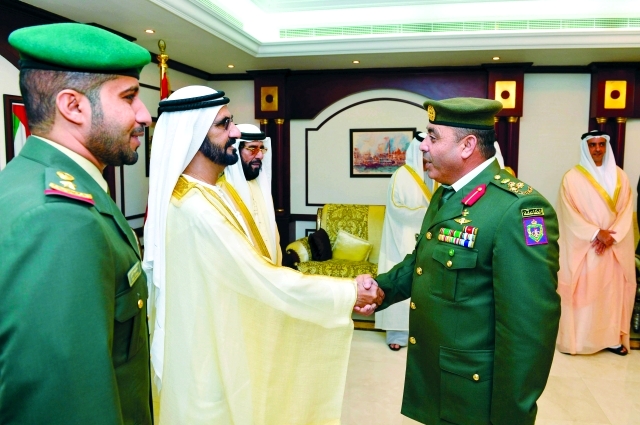 "■نائب رئيس الدولة مصافحاً كبار الضباط"
